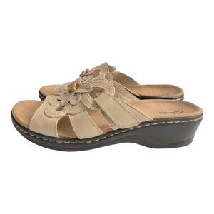 Women's Clarks Lexi Myrtle Tan color Size 10M Great condition, lightweight, soft